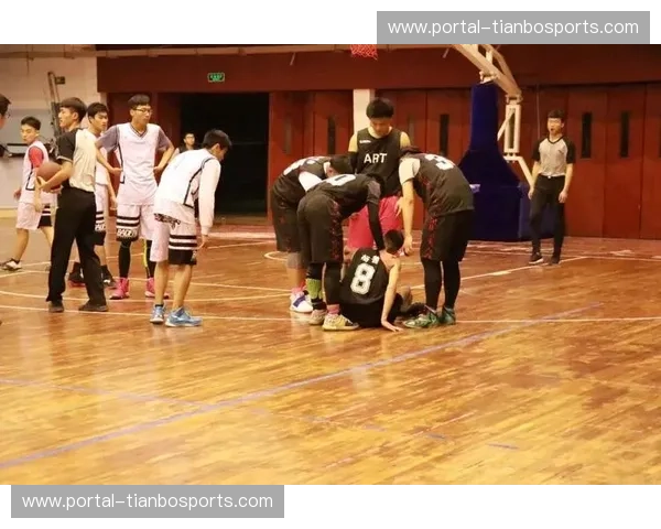 英乙对位:泥土、汗水与战术的魅力对话